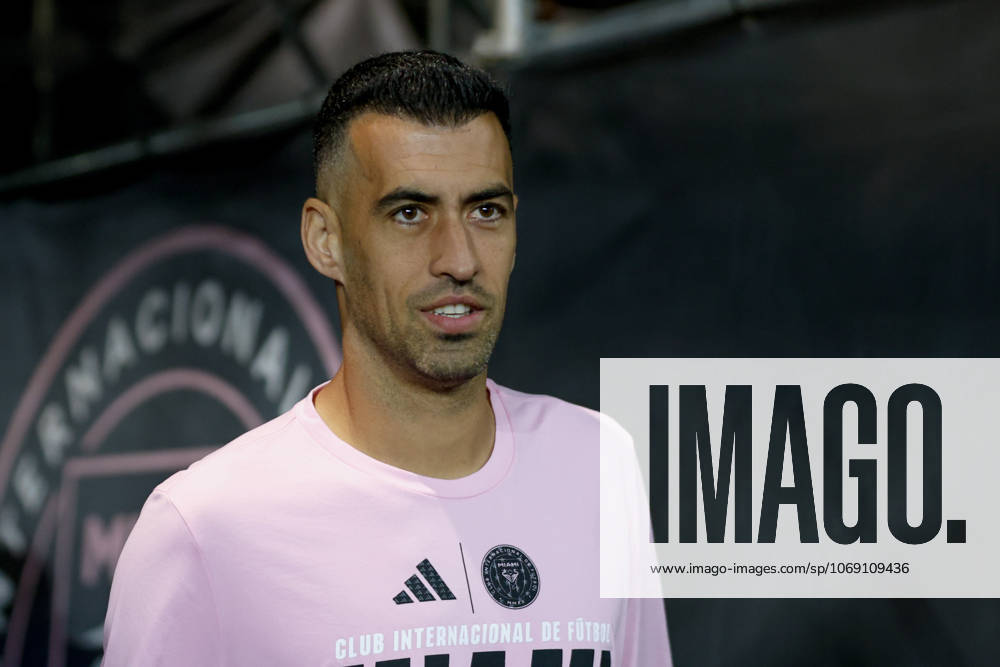 FT. LAUDERDALE, FL - NOVEMBER 08: Inter Miami midfielder Sergio Busquets (5) arrives prior to game three of the first round playoff match between between Inter Miami CF and Nashville SC at Chase Stadium on November 08, 2025 in Fort Lauderdale, Florida. (Photo by Chris Arjoon Icon Sportswire) SOCCER: NOV 08 MLS, Fussball Herren, USA Cup Playoffs Inter Miami CF vs Nashville SC Icon251108001173