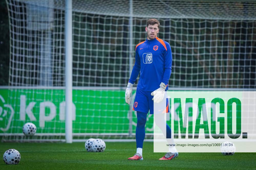 , KNVB Campus , season 2025 2026 , Dutch International football , Training session Netherlands , picture shows Netherlands goalkeeper Robin Roefs Training session Netherlands 11-11-2025 x31985842x