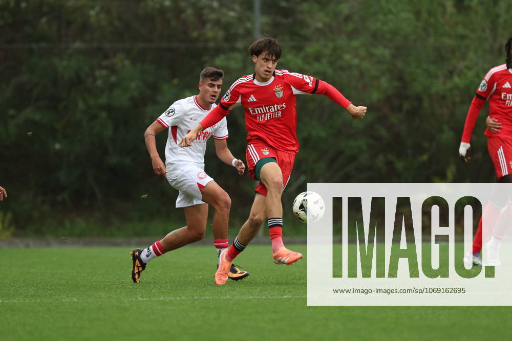 Gil Neves ( SL Benfica U-23 ) in action during the match between SL Benfica U-23 and UD Leiria U-23, valid for Liga Revelacao Sub-23 2025 26 at Benfica Campus on 13 November 2025. Lisbon Benfica Campus Seixal Portugal