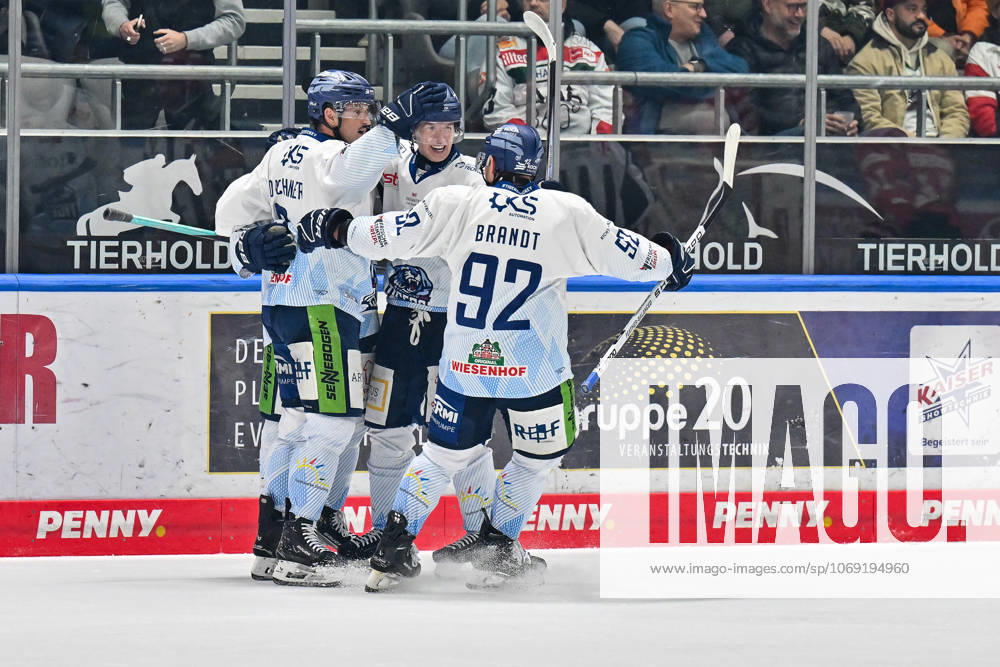 Penny DEL Augsburger Panther Straubing Tigers, 14 11 2025 Augsburg, GERMANY 14 NOVEMBER Cheers of the guests after the goal to 0 1 by Nick HALLORAN Straubing Tigers 71 Tor Tor Torschuetze Freude Happy at the league match between the Augsburger Panther and the Straubing Tigers on matchday 18 of the Penny DEL at the Curt Frenzel Stadium on 14 11 2025