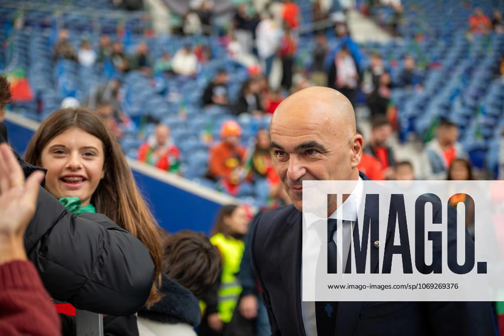 Portugal v Armenia - FIFA World Cup, WM, Weltmeisterschaft, Fussball 2026 Qualifier Roberto Martinez, head coach of Portugal, takes photos with fans before the game starts during the European World Cup Qualifiers 2026 football match between Portugal and Armenia at Estadio do Dragao in Porto, Portugal, on November 16, 2025. Porto Porto Portugal