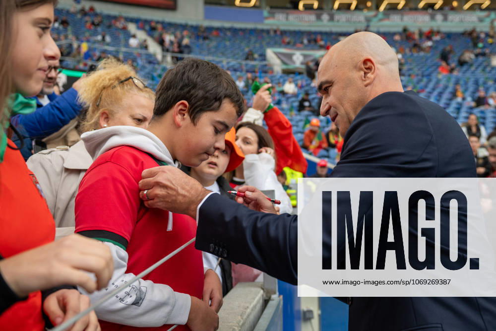 Portugal v Armenia - FIFA World Cup, WM, Weltmeisterschaft, Fussball 2026 Qualifier Roberto Martinez, head coach of Portugal, takes photos with fans before the game starts during the European World Cup Qualifiers 2026 football match between Portugal and Armenia at Estadio do Dragao in Porto, Portugal, on November 16, 2025. Porto Porto Portugal