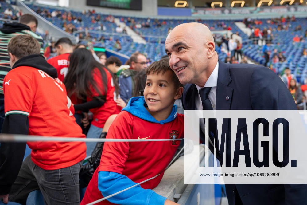 Portugal v Armenia - FIFA World Cup, WM, Weltmeisterschaft, Fussball 2026 Qualifier Roberto Martinez, head coach of Portugal, takes photos with fans before the game starts during the European World Cup Qualifiers 2026 football match between Portugal and Armenia at Estadio do Dragao in Porto, Portugal, on November 16, 2025. Porto Porto Portugal