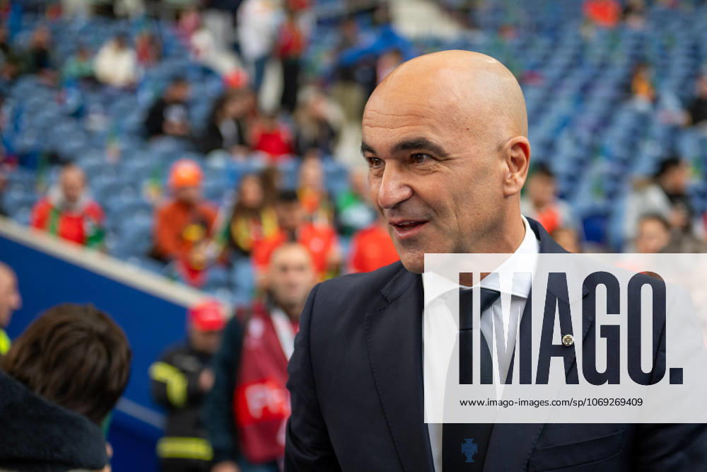 Portugal v Armenia - FIFA World Cup, WM, Weltmeisterschaft, Fussball 2026 Qualifier Roberto Martinez, head coach of Portugal, takes photos with fans before the game starts during the European World Cup Qualifiers 2026 football match between Portugal and Armenia at Estadio do Dragao in Porto, Portugal, on November 16, 2025. Porto Porto Portugal