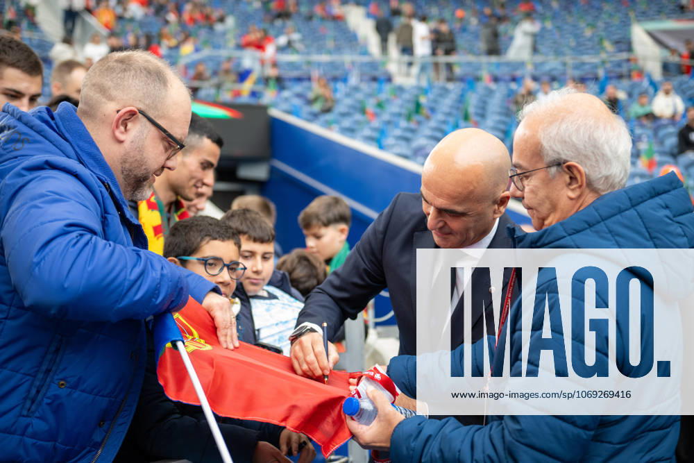 Portugal v Armenia - FIFA World Cup, WM, Weltmeisterschaft, Fussball 2026 Qualifier Roberto Martinez, head coach of Portugal, takes photos with fans before the game starts during the European World Cup Qualifiers 2026 football match between Portugal and Armenia at Estadio do Dragao in Porto, Portugal, on November 16, 2025. Porto Porto Portugal