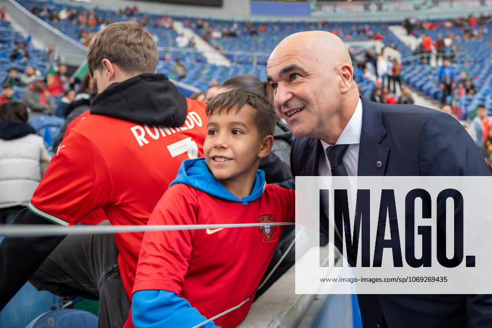 Portugal v Armenia - FIFA World Cup, WM, Weltmeisterschaft, Fussball 2026 Qualifier Roberto Martinez, head coach of Portugal, takes photos with fans before the game starts during the European World Cup Qualifiers 2026 football match between Portugal and Armenia at Estadio do Dragao in Porto, Portugal, on November 16, 2025. Porto Porto Portugal