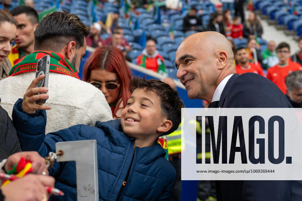 Portugal v Armenia - FIFA World Cup, WM, Weltmeisterschaft, Fussball 2026 Qualifier Roberto Martinez, head coach of Portugal, takes photos with fans before the game starts during the European World Cup Qualifiers 2026 football match between Portugal and Armenia at Estadio do Dragao in Porto, Portugal, on November 16, 2025. Porto Porto Portugal