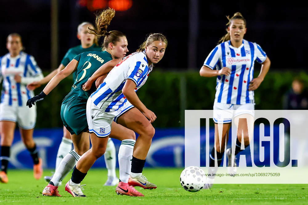 2025-11-16 sc Heerenveen v PEC Zwolle - Dutch Eurojackpot Vrouwen Eredivisie HEERENVEEN, NETHERLANDS - NOVEMBER 16: Aymee Altena of sc Heerenveen is challenged by Maud Rutgers of PEC Zwolle during the Dutch Eurojackpot Vrouwen Eredivisie match between sc Heerenveen and PEC Zwolle at Sportpark Skoatterw+?ld on November 16, 2025 in Heerenveen, Netherlands. Heerenveen Sportpark Skoatterwâld Netherlands Content not available for redistribution in The Netherlands directly or indirectly through any third parties.
