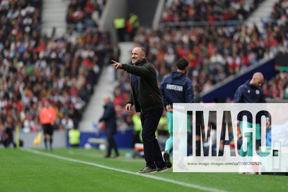 Portugal v Armenia - FIFA World Cup, WM, Weltmeisterschaft, Fussball 2026 Qualifier gives instructions from the sideline during the FIFA World Cup 2026 European qualification football match between Portugal and Armenia at the Dragao Stadium in Porto, Portugal, on November 16, 2025. Porto Porto Portugal