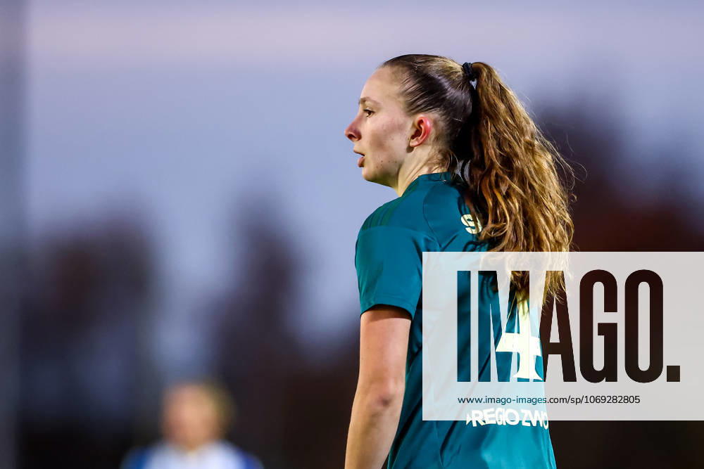 2025-11-16 sc Heerenveen v PEC Zwolle - Dutch Eurojackpot Vrouwen Eredivisie HEERENVEEN, NETHERLANDS - NOVEMBER 16: Mayke Lindner of PEC Zwolle looks on during the Dutch Eurojackpot Vrouwen Eredivisie match between sc Heerenveen and PEC Zwolle at Sportpark Skoatterwald on November 16, 2025 in Heerenveen, Netherlands. Heerenveen Sportpark Skoatterwald Netherlands Content not available for redistribution in The Netherlands directly or indirectly through any third parties.