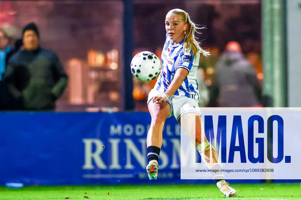 2025-11-16 sc Heerenveen v PEC Zwolle - Dutch Eurojackpot Vrouwen Eredivisie HEERENVEEN, NETHERLANDS - NOVEMBER 16: Hester Algra of sc Heerenveen passes the ball during the Dutch Eurojackpot Vrouwen Eredivisie match between sc Heerenveen and PEC Zwolle at Sportpark Skoatterwald on November 16, 2025 in Heerenveen, Netherlands. Heerenveen Sportpark Skoatterwald Netherlands Content not available for redistribution in The Netherlands directly or indirectly through any third parties.
