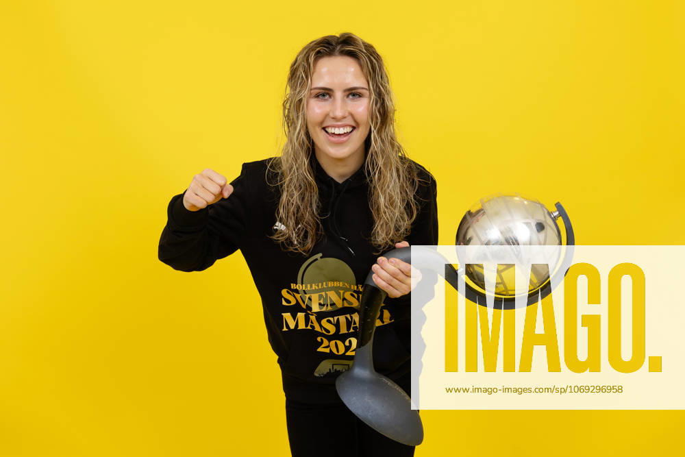 Häckens Nathalie Staaf celebrates with Crown Princess Victorias trophy after the win in Damallsvenskan and the football match in Damallsvenskan between Häcken and Pitea on November 16, 2025 in Gothenburg