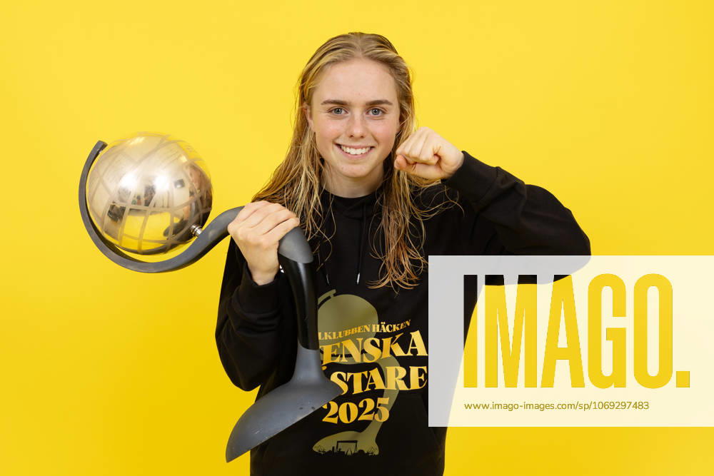 Häckens Pernille Sanvig celebrates with Crown Princess Victorias trophy after the win in Damallsvenskan and the football match in Damallsvenskan between Häcken and Pitea on November 16, 2025 in Gothenburg