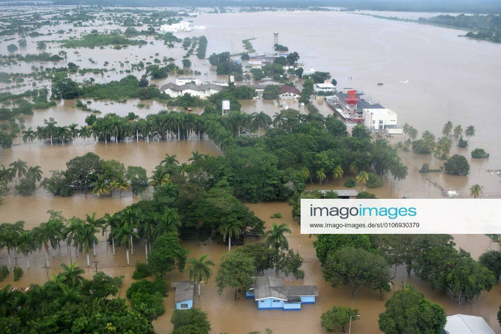 Aerial view of the city of Villanueva in the department of Cortes, cut off from the city of San Pedro Sula due to the overflow of the Chamelecon River, Honduras, 18 November 2020. Tropical storm Iota, which left Honduras converted into a depression on Wednesday and crossed into El Salvador, has left six dead in its path through the country and a bleak outlook, with floods and damage to crops and infrastructure, thousands of victims and dozens of people waiting for a rescue. Cyclone Iota leaves six dead and a bleak panorama as it passes through Honduras !ACHTUNG: NUR REDAKTIONELLE NUTZUNG!