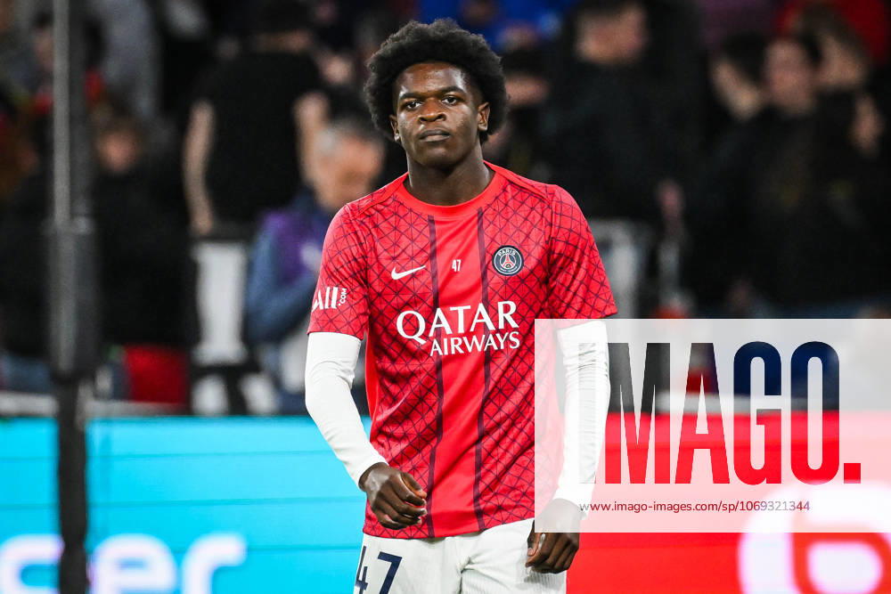 Villeneuve-D ascq, France, France: Quentin Enzo Leo NDJANTOU MBITCHA of PSG during the Ligue 1 match between Lille OSC (LOSC) and Paris Saint-Germain (PSG) at Pierre Mauroy Stadium on October 05, 2025 in Villeneuve-d Ascq near Lille, France. Villeneuve-D ascq France - ZUMAm308 20251005_zsp_m308_052