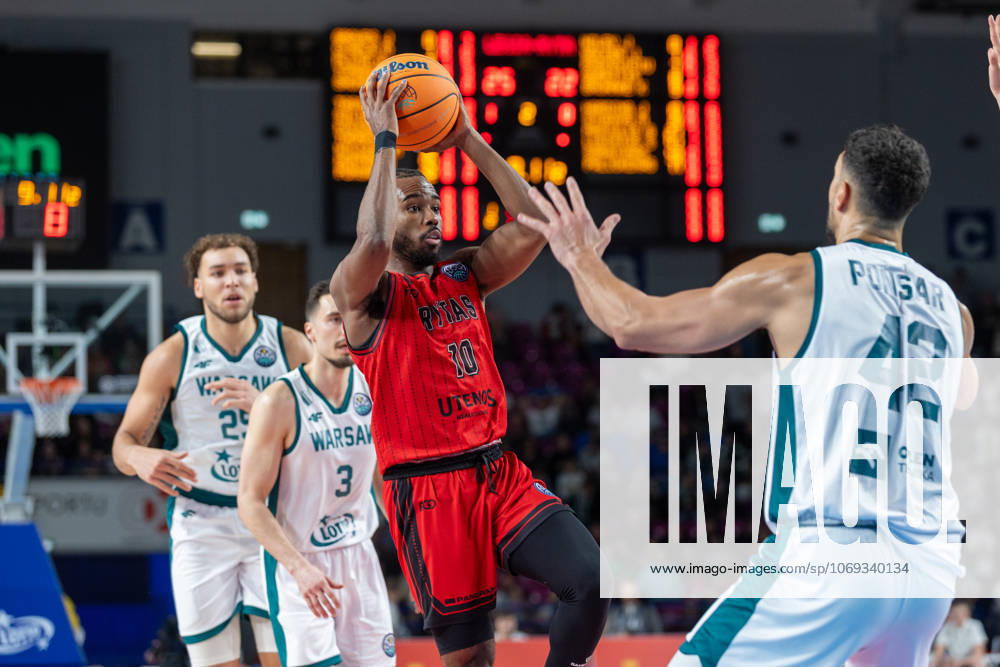 Legia Warszawa - Vilniaus Rytas 18.11.2025 basketball , Warsaw, Basketball Champions League BCL (koszykowka, Liga Mistrzow), game match Legia Warszawa - Vilniaus Rytas image shows: Jerrick Harding (1) Carl Ponsar (R) photo Katarzyna Plewczynska Fotostyk