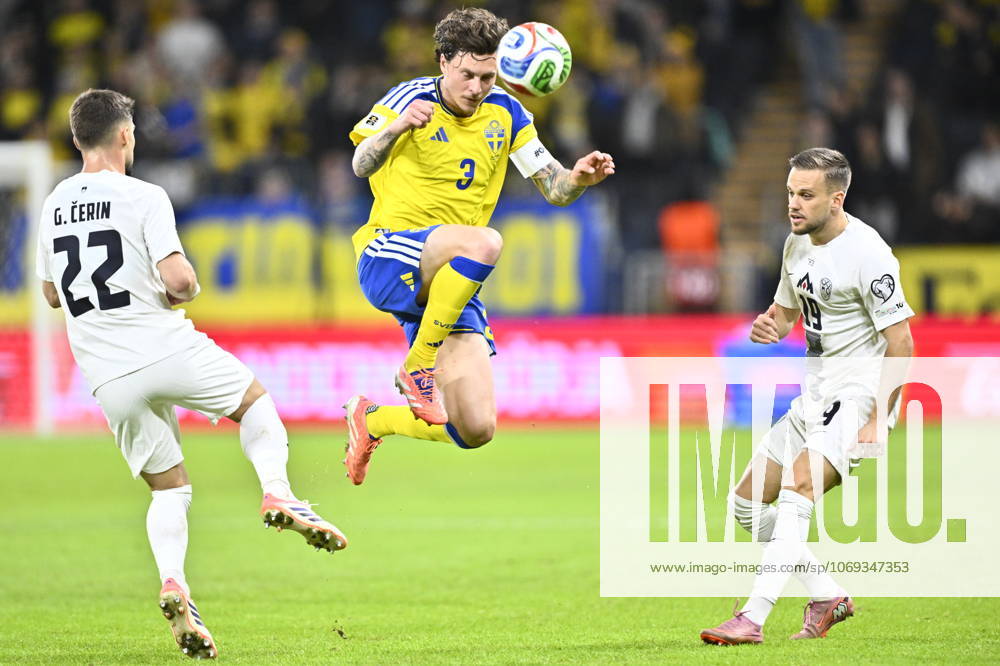STOCKHOLM, SWEDEN 20251118 Swedens Victor Nilsson Lindelöf between Slovenias Adam Gnezda Äaerin and Tomi Horvat during Tuesdays World Cup Group B qualifier between Sweden and Slovenia at Strawberry arena STOCKHOLM SWEDEN