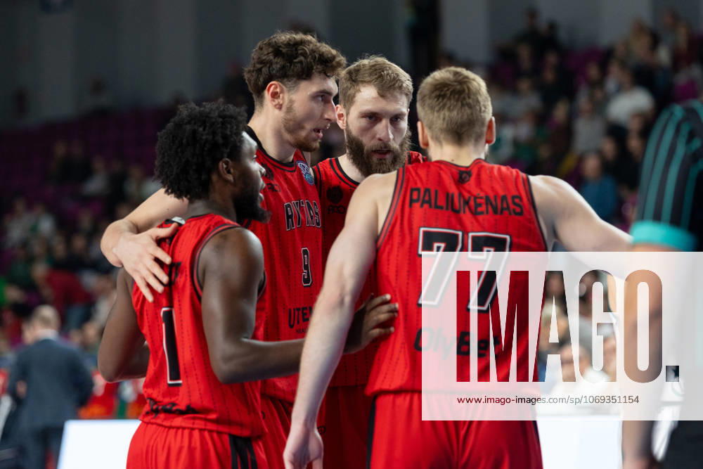 Legia Warszawa - Vilniaus Rytas 18.11.2025 basketball , Warsaw, Basketball Champions League BCL (koszykowka, Liga Mistrzow), game match Legia Warszawa - Vilniaus Rytas ( Vilnius ) image shows:Jordan Walker (L) Kay Bruhnke (2L) photo Katarzyna Plewczynska Fotostyk
