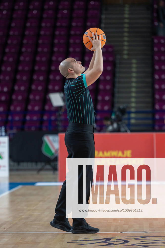 Legia Warszawa - Vilniaus Rytas 18.11.2025 basketball , Warsaw, Basketball Champions League BCL (koszykowka, Liga Mistrzow), game match Legia Warszawa - Vilniaus Rytas ( Vilnius ) image shows: referee Yohan Rosso photo Katarzyna Plewczynska Fotostyk