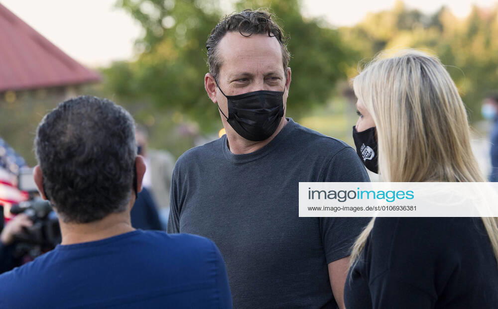 Bilder des Jahres 2020, Entertainment 11 November Entertainment Themen der Woche KW47 November 18, 2020 - Manhattan Beach, California, USA. - Actor VINCE VAUGHN spearheads a Rally for the SAFE Opening of Schools and Sports Activities. Despite COVID-19 spiking in Los Angeles County, rally goers are asking that Manhattan Beach hasten the full re-opening of in-person school classes and allow more children s sports activities. Manhattan Beach U.S. - ZUMAce6_ 20201118_zaf_ce6_017