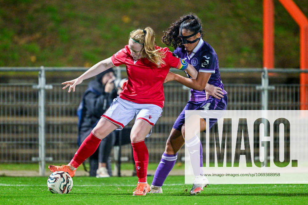 RSC ANDERLECHT VS STANDARD Amber Barrett (9) of Standard and Nia Elyn (4) of RSC Anderlecht Women pictured during a female soccer game between RSC Anderlecht Women and Standard Femina de Liege on the 9th matchday of the 2024 - 2025 season of the Belgian Lotto Womens Super League , on Saturday 15 November 2025 in Deinze , Belgium . PHOTO SPORTPIX Stijn Audooren Deinze Belgium