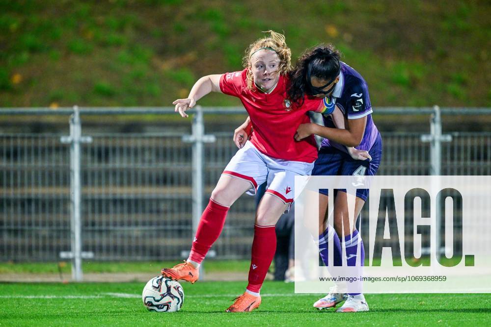 RSC ANDERLECHT VS STANDARD Amber Barrett (9) of Standard and Nia Elyn (4) of RSC Anderlecht Women pictured during a female soccer game between RSC Anderlecht Women and Standard Femina de Liege on the 9th matchday of the 2024 - 2025 season of the Belgian Lotto Womens Super League , on Saturday 15 November 2025 in Deinze , Belgium . PHOTO SPORTPIX Stijn Audooren Deinze Belgium