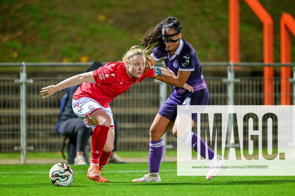 RSC ANDERLECHT VS STANDARD Amber Barrett (9) of Standard and Nia Elyn (4) of RSC Anderlecht Women pictured during a female soccer game between RSC Anderlecht Women and Standard Femina de Liege on the 9th matchday of the 2024 - 2025 season of the Belgian Lotto Womens Super League , on Saturday 15 November 2025 in Deinze , Belgium . PHOTO SPORTPIX Stijn Audooren Deinze Belgium
