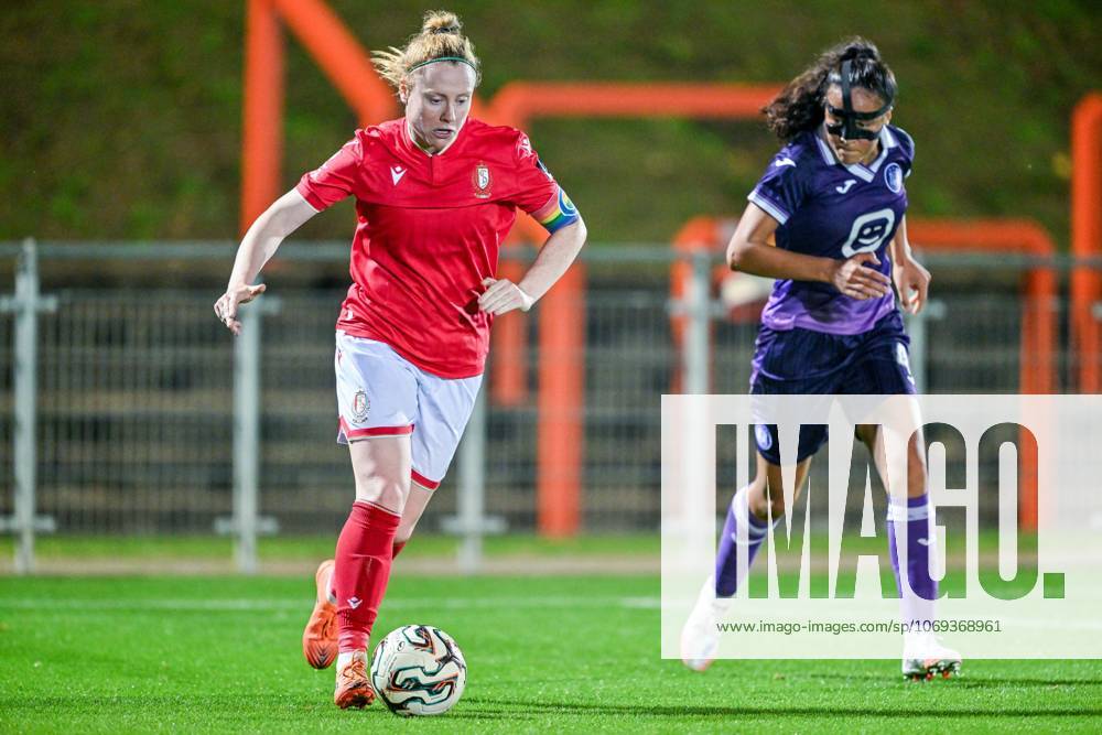 RSC ANDERLECHT VS STANDARD Amber Barrett (9) of Standard and Nia Elyn (4) of RSC Anderlecht Women pictured during a female soccer game between RSC Anderlecht Women and Standard Femina de Liege on the 9th matchday of the 2024 - 2025 season of the Belgian Lotto Womens Super League , on Saturday 15 November 2025 in Deinze , Belgium . PHOTO SPORTPIX Stijn Audooren Deinze Belgium