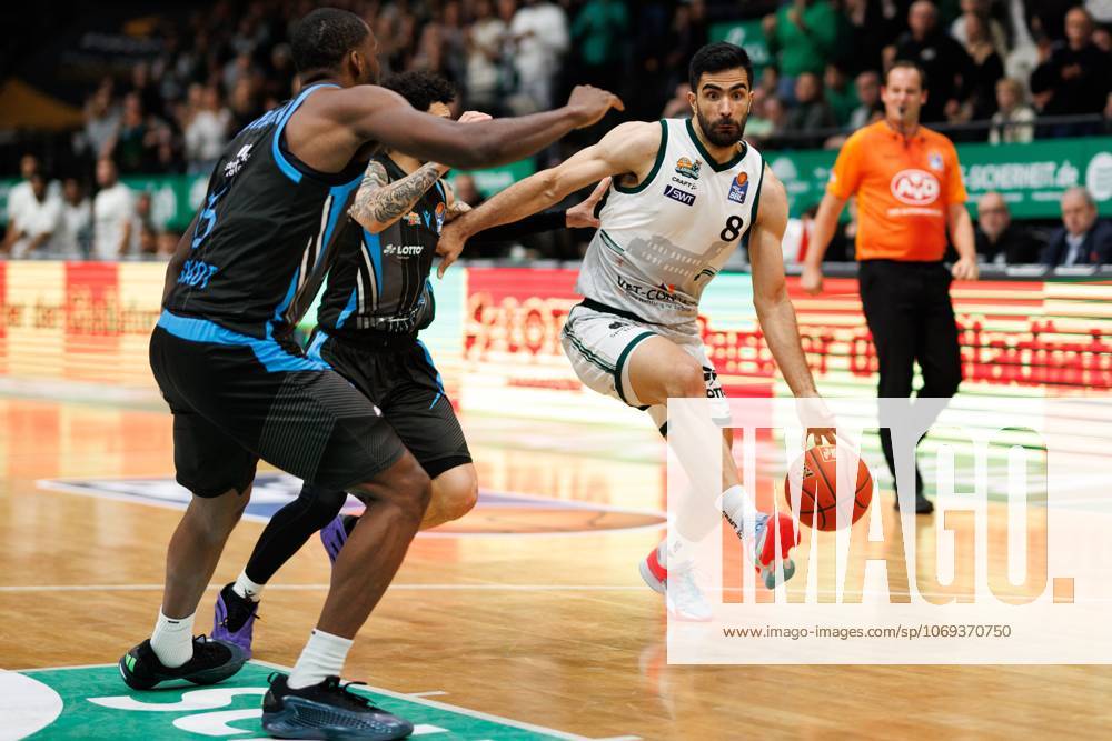 Behnam Yakhchali Gladiators Trier in a duel with Tavian Dunn Martin Science City Jena and Naz Bohannon Science City Jena , Vet Concept Gladiators Trier vs Science City Jena, Basketball, easyCredit BBL, Matchday 8, Season 2025 2026, 19 11 2025 Vet Concept Gladiators Trier vs Science City Jena, Basketball, easyCredit BBL, Matchday 8, Season 2025 2026