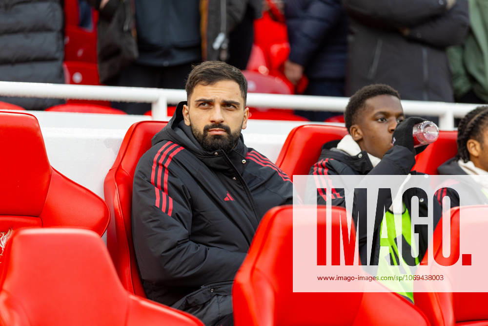 Football - FA Premier League - Liverpool FC v Nottingham Forest FC LIVERPOOL, ENGLAND - Saturday, November 22, 2025: Liverpool s goalkeeper Giorgi Mamardashvili on the bench before the FA Premier League match between Liverpool FC and Nottingham Forest FC at Anfield. (Photo by David Rawcliffe Propaganda) LIVERPOOL Anfield MERSEYSIDE ENGLAND
