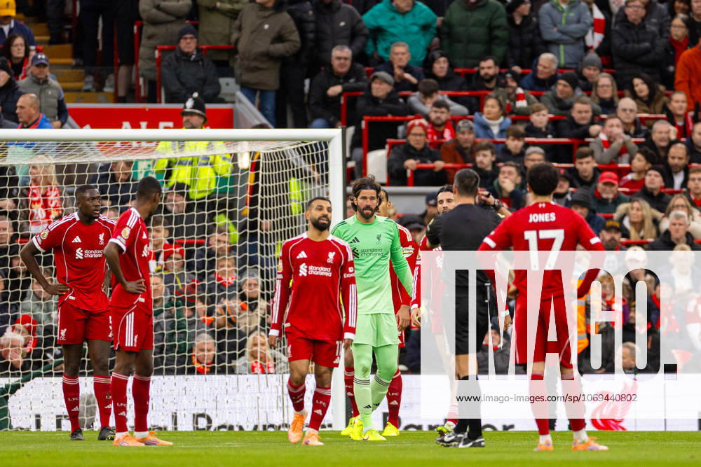 Football - FA Premier League - Liverpool FC v Nottingham Forest FC LIVERPOOL, ENGLAND - Saturday, November 22, 2025: Liverpool s Mohamed Salah and goalkeeper Alisson Becker speak to referee Andrew Madley about a potential obstruction during the FA Premier League match between Liverpool FC and Nottingham Forest FC at Anfield. (Photo by David Rawcliffe Propaganda) LIVERPOOL Anfield MERSEYSIDE ENGLAND