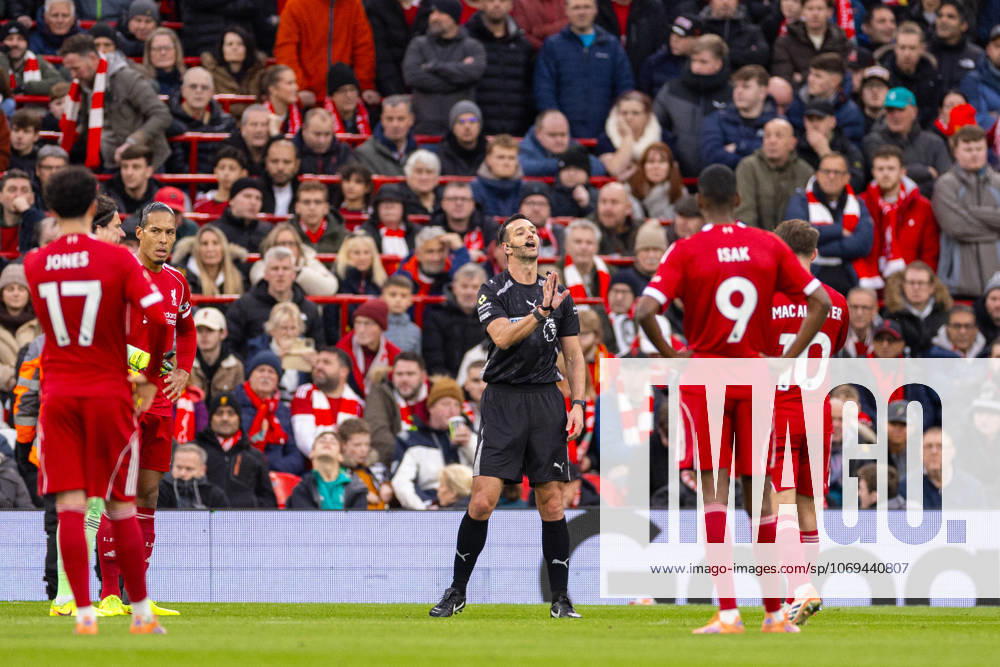 Football - FA Premier League - Liverpool FC v Nottingham Forest FC LIVERPOOL, ENGLAND - Saturday, November 22, 2025: Referee Andrew Madley advising that there is a VAR check during the FA Premier League match between Liverpool FC and Nottingham Forest FC at Anfield. (Photo by David Rawcliffe Propaganda) LIVERPOOL Anfield MERSEYSIDE ENGLAND