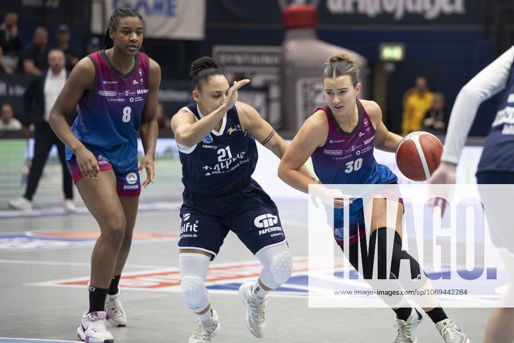 Toyota DBBL 2025 2026 Syntainics MBC vs Eigener Angels Nördlingen Halle Saale, Germany November 22, 2025 In the picture from left Chanel Ndi Noerdlingen , Rachel Arthur Halle and Samantha Ashby Noerdlingen Weissenfels Stadthalle Weissenfels Sachsen Anhalt Germany