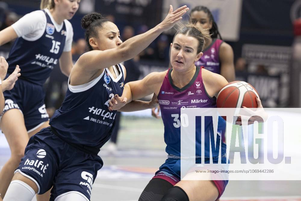Toyota DBBL 2025 2026 Syntainics MBC vs Eigener Angels Nördlingen Halle Saale, Germany November 22, 2025 In the picture from left in the duel Rachel Arthur Halle and Samantha Ashby Noerdlingen Weissenfels Stadthalle Weissenfels Saxony Anhalt Germany