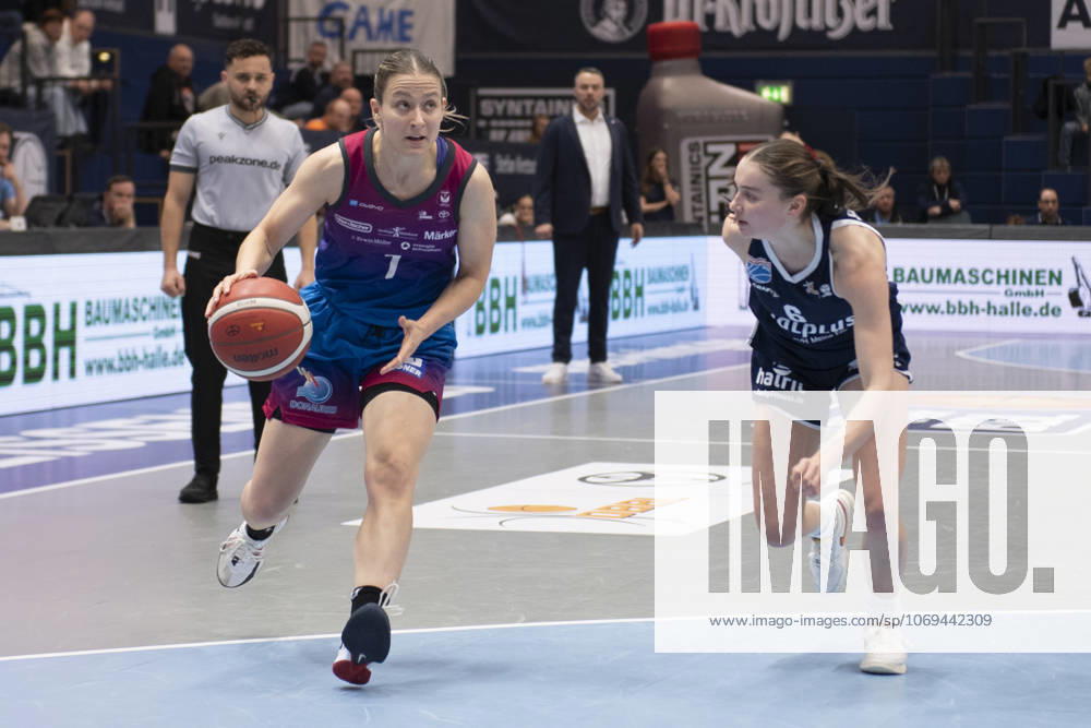 Toyota DBBL 2025 2026 Syntainics MBC vs Eigener Angels Nördlingen Halle Saale, Germany November 22, 2025 In the picture from left Laura Schinkel Noerdlingen and Nicole Brochlitz Halle Weissenfels Stadthalle Weissenfels Saxony Anhalt Germany