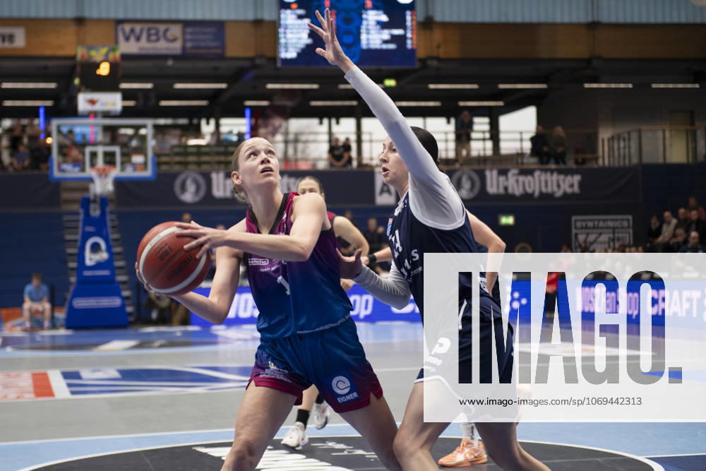 Toyota DBBL 2025 2026 Syntainics MBC vs Eigener Angels Nördlingen Halle Saale, Germany November 22, 2025 In the picture from left in the duel Laura Schinkel Noerdlingen and Katelyn Shumate Halle Weissenfels Stadthalle Weissenfels Saxony Anhalt Germany