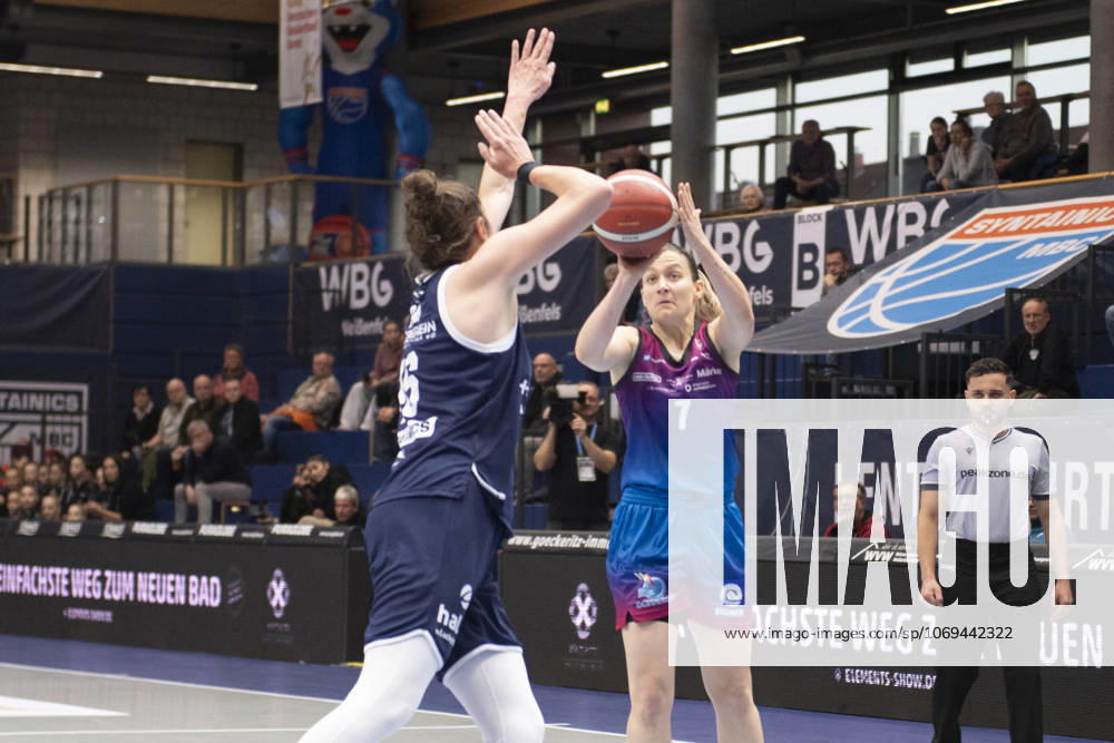 Toyota DBBL 2025 2026 Syntainics MBC vs Eigener Angels Nördlingen Halle Saale, Germany November 22, 2025 In the picture from left Romy Bär Baer Halle and Laura Schinkel Noerdlingen Weissenfels Stadthalle Weissenfels Sachsen Anhalt Germany