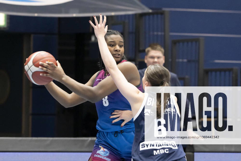 Toyota DBBL 2025 2026 Syntainics MBC vs Eigener Angels Nördlingen Halle Saale, Germany November 22, 2025 In the picture from left Chanel Ndi Noerdlingen and Nicole Brochlitz Halle Weissenfels Stadthalle Weissenfels Sachsen Anhalt Germany