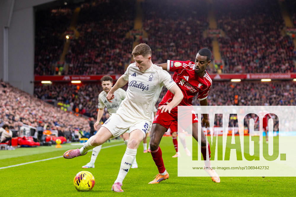 Football - FA Premier League - Liverpool FC v Nottingham Forest FC LIVERPOOL, ENGLAND - Saturday, November 22, 2025: Liverpool s Alexander Isak (R) and Nottingham Forest s Elliot Anderson during the FA Premier League match between Liverpool FC and Nottingham Forest FC at Anfield. (Photo by David Rawcliffe Propaganda) LIVERPOOL Anfield MERSEYSIDE ENGLAND