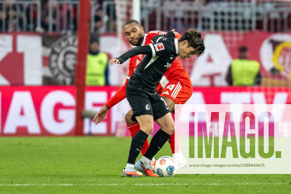 Jonathan Tah 4 FC Bayern Muenchen in duel with Yuito Suzuki 14 SC Freiburg , FC Bayern Muenchen SC Freiburg, Soccer, Bundesliga, 11 Matchday, 22 11 2025 DFB regulations prohibit any use of photographs as image sequences and or quasi video Muenchen Bayern Germany
