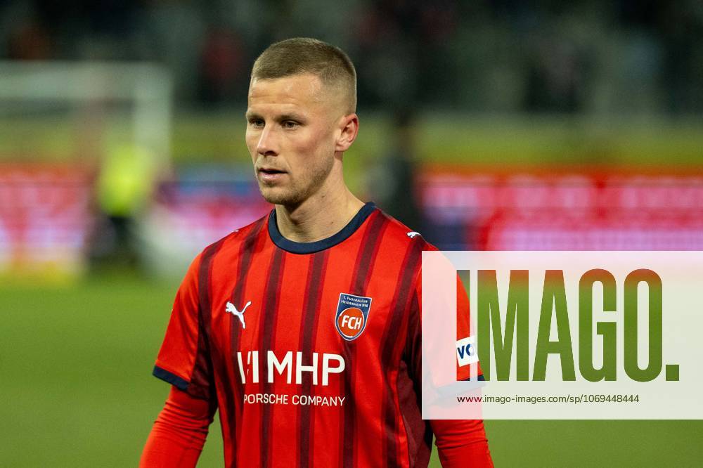 Adrian Beck FC Heidenheim, 21 , is disappointed, dissatisfied, GER, 1 FC Heidenheim vs Borussia Moenchengladbach, Football, Bundesliga, Matchday 11, Season 2025 2026, 22 11 2025, DFL DFB REGULATES PROHIBIT ANY USE OF PHOTOGRAPHS AS IMAGE SEQUENCES AND OR QUASI VIDEO, GER, 1 FC Heidenheim vs Borussia Moenchengladbach, Football, Bundesliga, Matchday 11, Season 2025 2026, 22 11 2025 Heidenheim