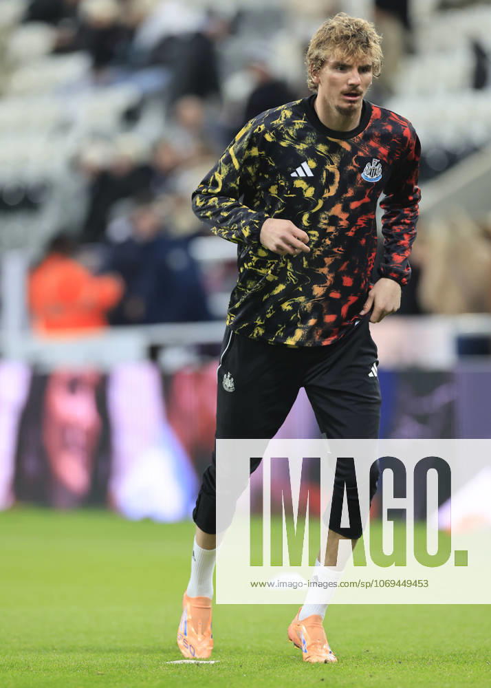 Newcastle United v Manchester City Premier League Nick Woltemade of Newcastle United warms up during the Premier League match at St. James s Park, Newcastle UK Newspapers OUT