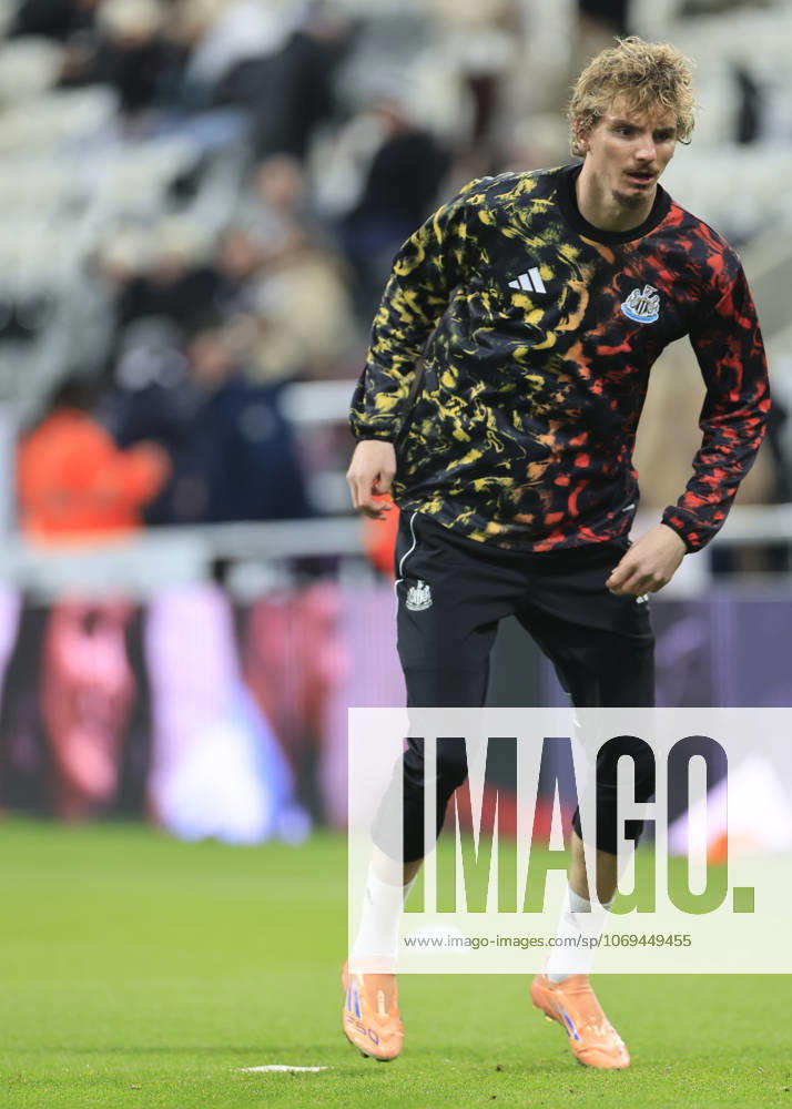 Newcastle United v Manchester City Premier League Nick Woltemade of Newcastle United warms up during the Premier League match at St. James s Park, Newcastle UK Newspapers OUT
