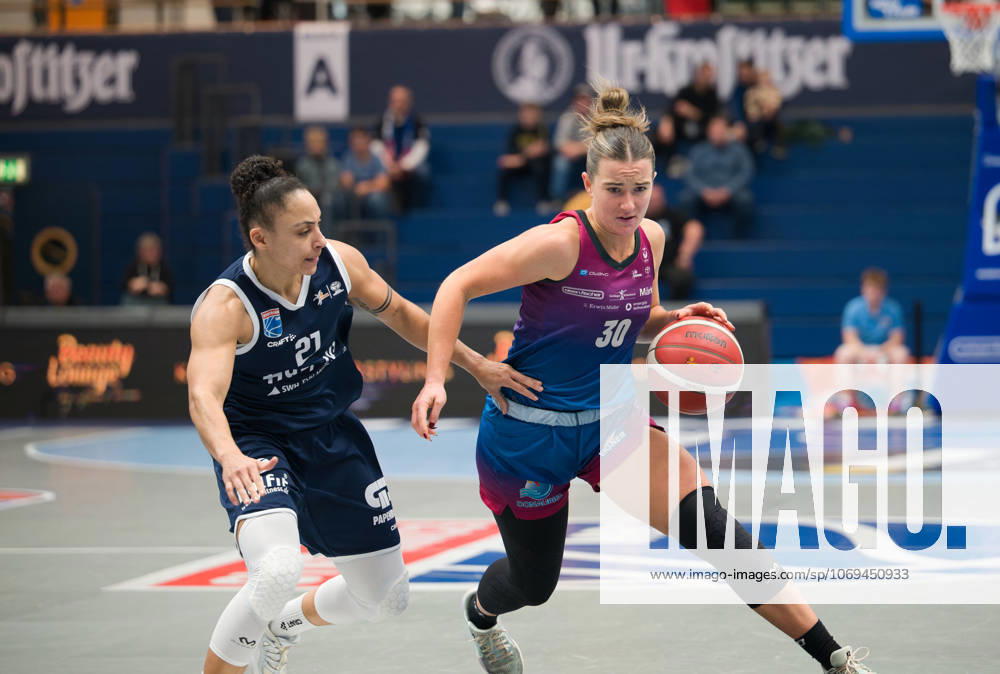 Rachel Arthur Lions, 21 , Samatha Ashby Angels, 30 , Syntainics MBC vs Eigner Angels Nördlingen, Basketball, Women, Bundesliga, Season 2025 26, 8 Matchday, 22 11 2025 Weißenfels Stadthalle Sachsen Anhalt Germany