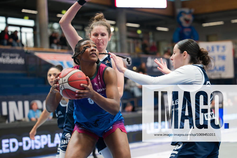 Chanel Ndi Angels, 8 , Romy Bär Lions, 46 , Katelyn Shumate Lions, 14 , Syntainics MBC vs Eigner Angels Nördlingen, Basketball, Women, Bundesliga, Season 2025 26, 8 Matchday, 22 11 2025 Weißenfels Stadthalle Sachsen Anhalt Germany