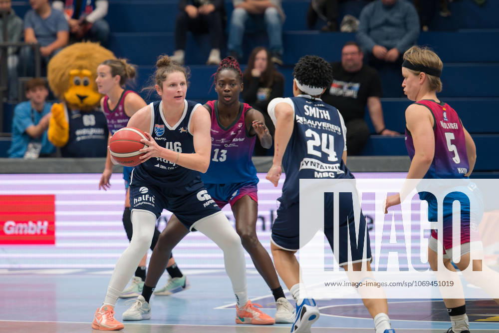 Romy Bär Lions, 46 , Mariam Hasle Lagemann Angels, 13 , Liz Smith Lions, 24 , Pauline Mayer Angels, 5 , Syntainics MBC vs Eigner Angels Nördlingen, Basketball, Women, Bundesliga, Season 2025 26, 8 Matchday, 22 11 2025 Weißenfels Stadthalle Sachsen Anhalt Germany