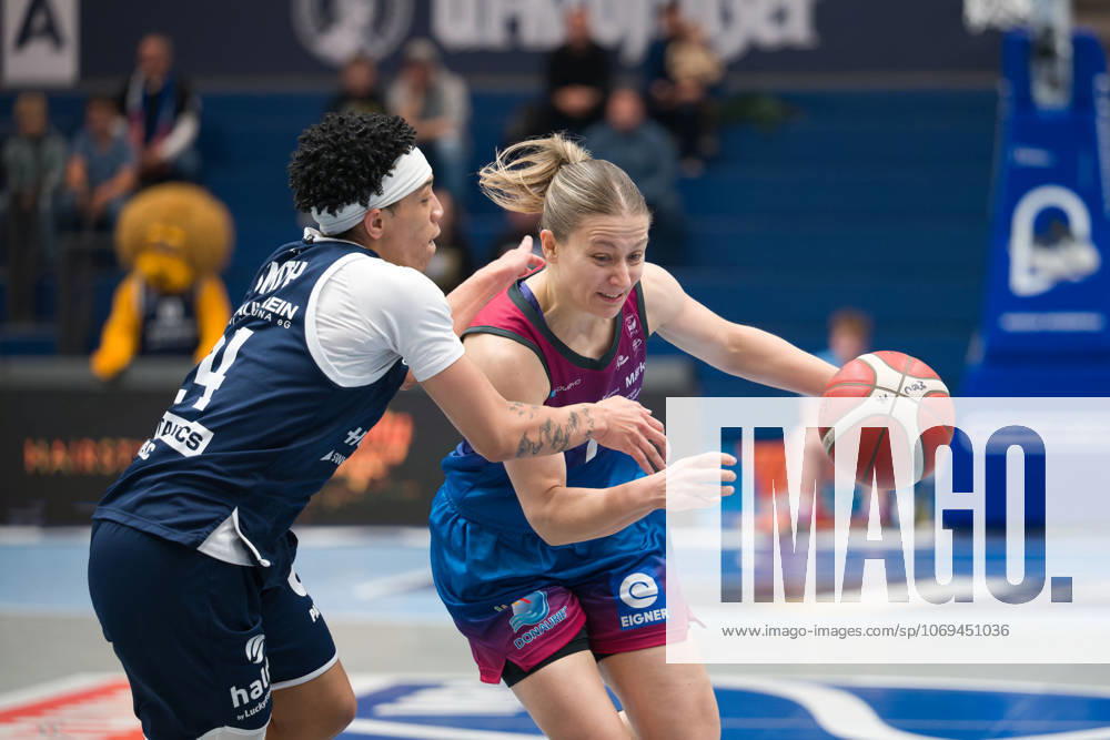 Liz Smith Lions, 24 , Laura Schinkel Angels, 7 , Syntainics MBC vs Eigner Angels Nördlingen, Basketball, Women, Bundesliga, Season 2025 26, 8 Matchday, 22 11 2025 Weißenfels Stadthalle Sachsen Anhalt Germany