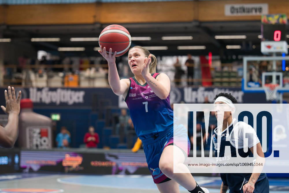 Laura Schinkel Angels, 7 , Liz Smith Lions, 24 , Syntainics MBC vs Eigner Angels Nördlingen, Basketball, Women, Bundesliga, Season 2025 26, 8 Matchday, 22 11 2025 Weißenfels Stadthalle Sachsen Anhalt Germany
