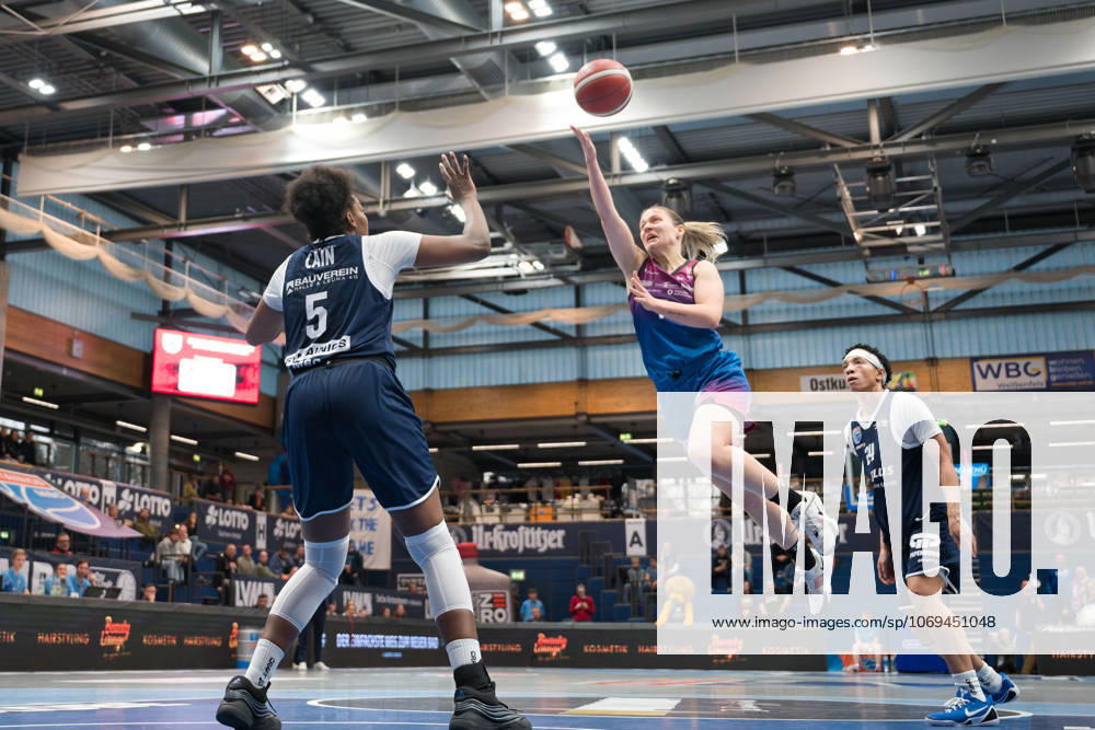 Khalis Cain Lions, 5 , Laura Schinkel Angels, 7 , Liz Smith Lions, 24 , Syntainics MBC vs Eigner Angels Nördlingen, Basketball, Women, Bundesliga, Season 2025 26, 8 Matchday, 22 11 2025 Weißenfels Stadthalle Sachsen Anhalt Germany