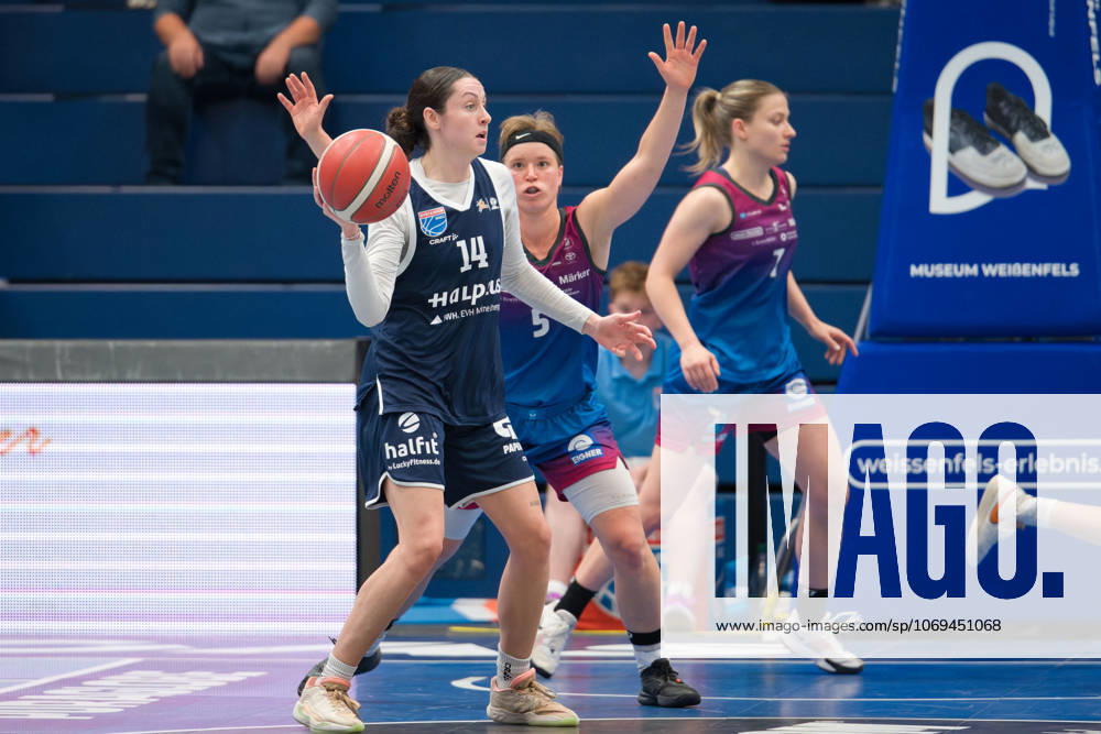 Katelyn Shumate Lions, 14 , Pauline Mayer Angels, 5 , Syntainics MBC vs Eigner Angels Nördlingen, Basketball, Women, Bundesliga, Season 2025 26, 8 Matchday, 22 11 2025 Weißenfels Stadthalle Sachsen Anhalt Germany